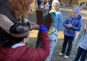 Dziecko w okularach próbuje czekolady