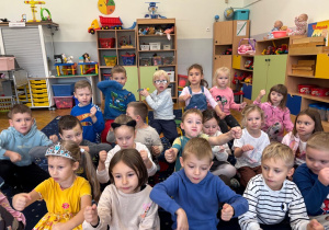 Dzieci naśladują jazdę autem podczas zajęć