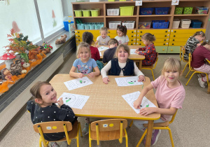 Dzieci wykonują prace plastyczną związaną z Dniem Czystego Powietrza