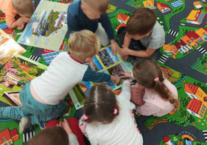 Dzieci oglądają plansze o dbaniu o planetę