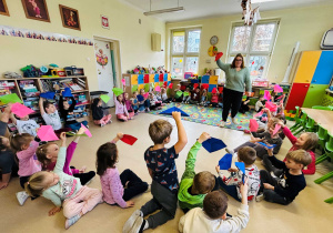 Dzieci robią serce z origami