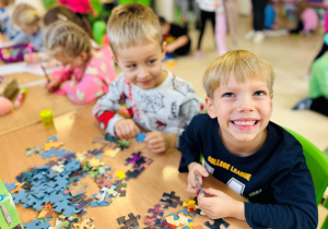 Chłopcy układają puzzle