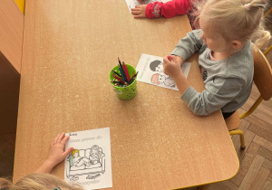 Dzieci wykonują pracę plastyczną