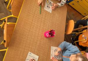 Dzieci wykonują pracę plastyczną