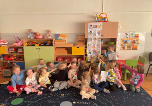 Dzieci pozują do zdjęcia ze swoim plakatem