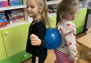 Dzieci tańczą z balonami