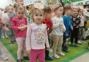 Maluszki podczas zabaw w Dniu Misia