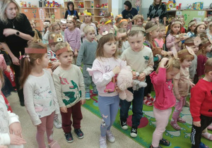 Przedszkolaki podczas misiowego zadania