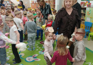 Nauczycielki tańczą z dziećmi w Dniu Misia