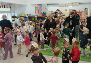 Taniec przy muzyce w misiowych opaskach