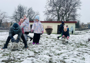 Dzieci lepią ze śniegu