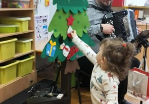 Dziewczynka dekoruje choinkę