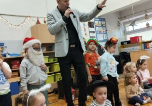 Przedszkolaki śpiewają kolędę