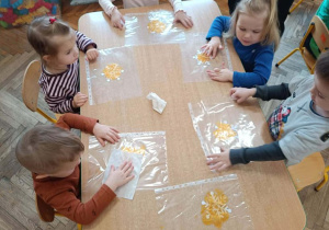 Przedszkolaki ozdabiają gwiazdki