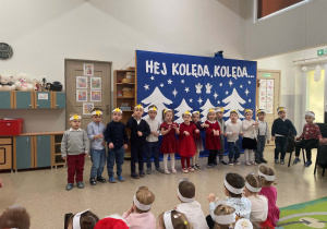 Dzieci z grupy Odkrywcy podczas wspólnego kolędowania