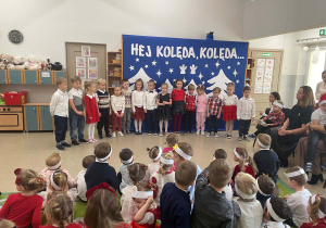 Dzieci z grupy Wynalazcy podczas wspólnego kolędowania