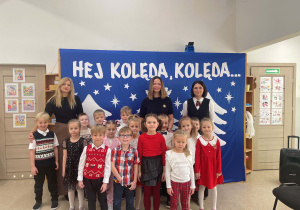 Dzieci z grupy Wynalazcy wraz z nauczycielkami i Paniami Dyrektor