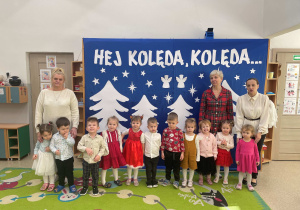 Dzieci z grupy Poszukiwacze wraz z nauczycielkami