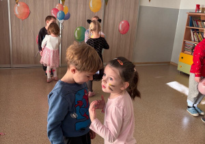 Dzieci podczas zabawy z balonami