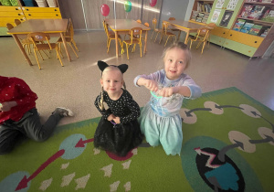 Dziewczynki z bransoletkami