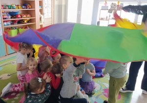 Dzieci podróżują do królestwa baśni