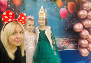 Zdjęcie dziewczynek z Panią Kingą