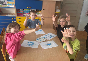 Dzieci wykonują śnieżynki