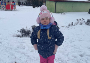 Dziewczynka bawi się na śniegu
