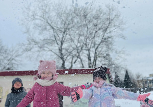 Śniegowe zabawy w ogrodzie przedszkolnym