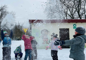 Dzieci cieszą się ze śniegu
