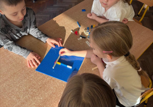 Dzieci konstruują z klocków lego
