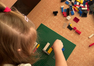 Dzieci konstruują z klocków lego