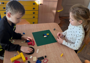 Dzieci konstruują z klocków lego