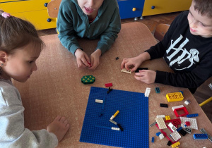 Dzieci konstruują z klocków lego