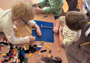 Dzieci konstruują z klocków lego