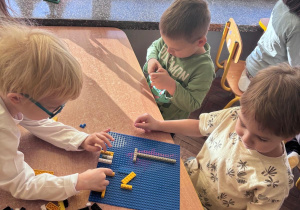 Dzieci konstruują z klocków lego
