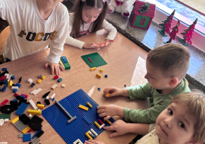 Dzieci konstruują z klocków lego