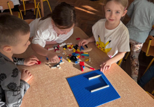 Dzieci konstruują z klocków lego