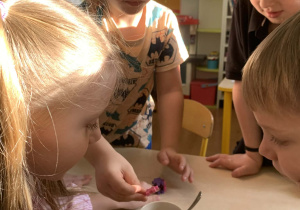 Dzieci sprawdzają, czy w solance pływają przedmioty