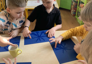 Dzieci malują palcami