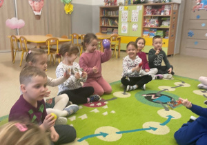 Dzieci grają na instrumentach podczas zajęć