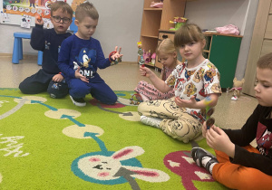 Dzieci grają na instrumentach podczas zajęć