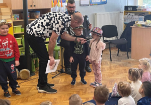 Dzieci biorą udział w zajęciach muzycznych