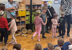 Dzieci biorą udział w zajęciach muzycznych