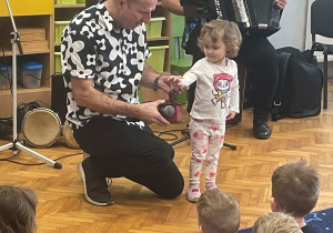 Dzieci biorą udział w zajęciach muzycznych