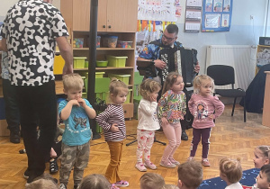 Dzieci biorą udział w zajęciach muzycznych