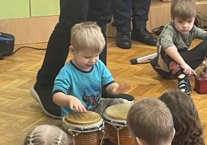 Dzieci biorą udział w zajęciach muzycznych