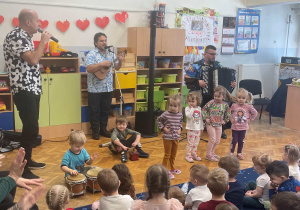 Dzieci biorą udział w zajęciach muzycznych