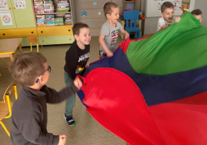 Dzieci podczas zabawy z chustą animacyjną