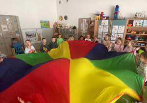 Dzieci podczas zabawy z chustą animacyjną